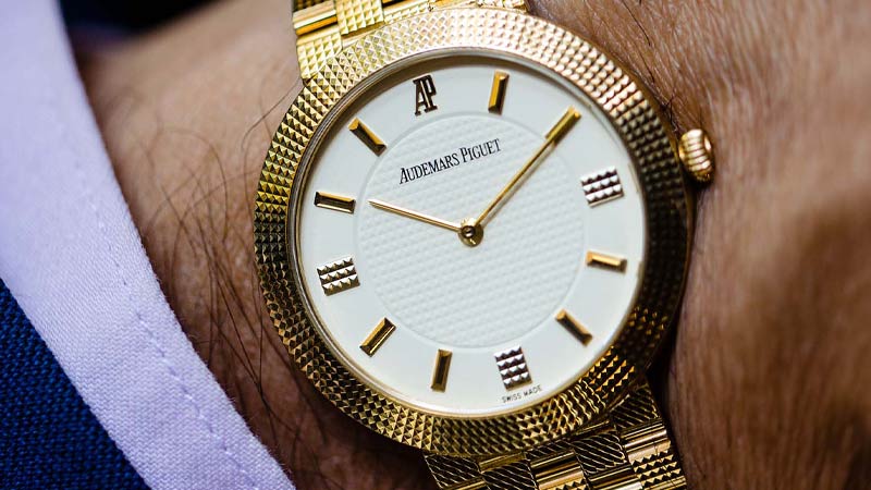 Audemars Piguet 18K yellow gold medium size dress model, circa 1980’s. A stunning design manual wind man’s model with wide textured bezel, cream color subtly textured dial, sapphire crystal, signed knurled AP crown, and with integral brick link bracelet with fine matching textured pattern.